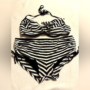 New without tags Kenneth Cole Black & White Stripped Bikini. XL